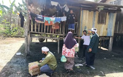 Menyantuni keluarga asnaf di Sabah.